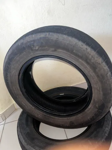 2 pneus para carro
