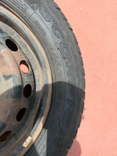 Roda com pneu pirelli scorpion 175/70 R14