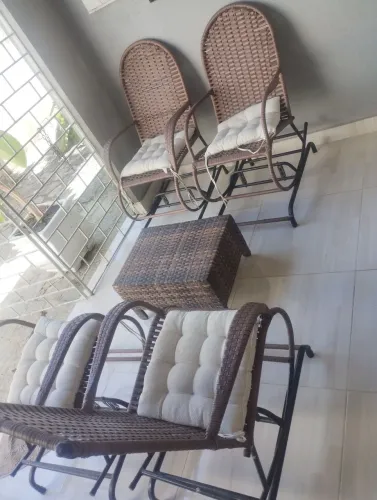 Conjunto de terraço com cadeira de balanço é centro 