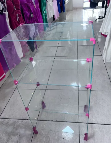 Balcão de vidro moldurado