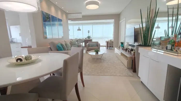 Apartamento na Praia da Enseada  3 Suítes, Terraço Gourmet e a 300 m da Praia