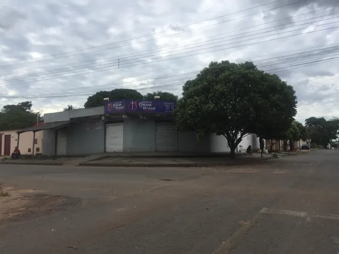 Vendo casa com sala comercial na frente de esq.