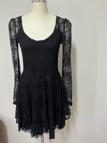 Vestido preto curto em renda - Preto