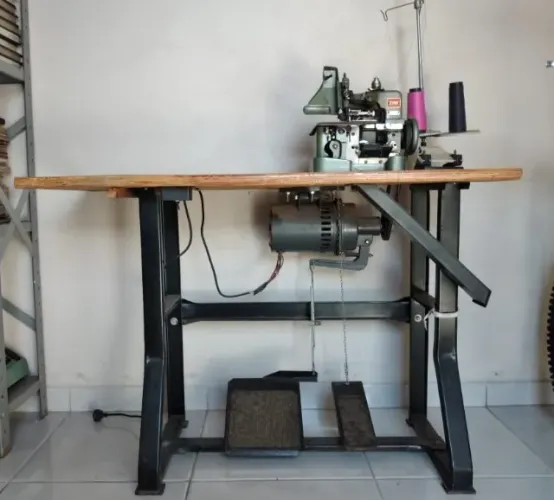 Máquina Overlock Profissional com bancada