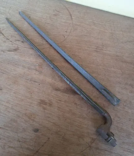 ANTIGA BAIONETA DE ALVADO COM BAINHA, ANTIGUIDADE, RELÍQUIA.