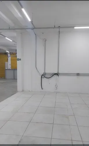 Loja com 380 metros quadrados, com garagem para 3 carros, 2 WC, mini copa.