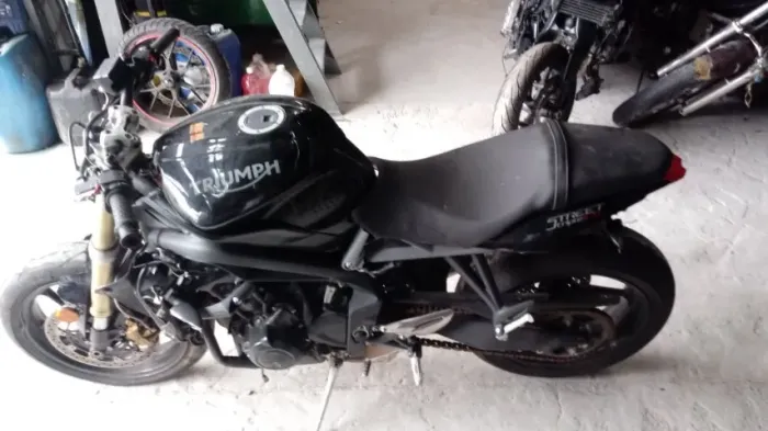 Sucata de moto para retirada de peças Triumph Street triple 675 2015
