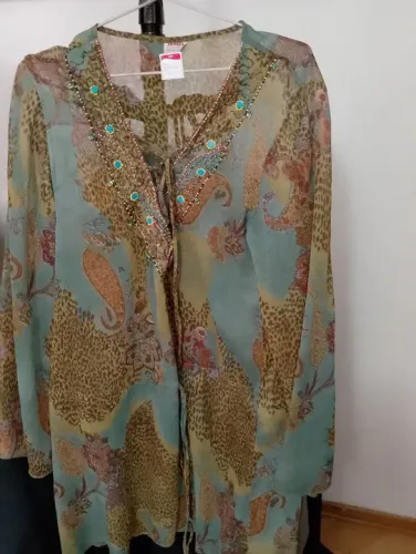 Blusa Transparente Floral com Pedrarias. BATA INDIANA,, EXCELENTE QUALIDADE E ESTADO 