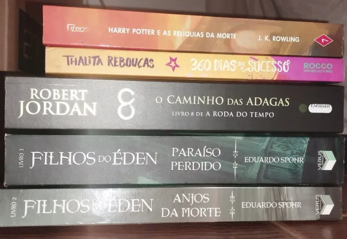 Livros: Harry Potter, 360 dias de sucesso, O caminho das Adagas e Filhos do Éden