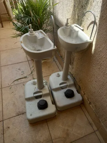 Duas cubas para banheiro de mão