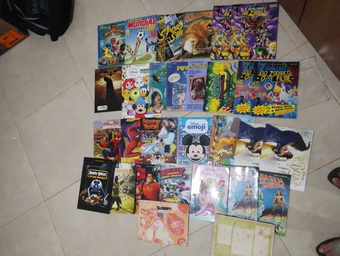 Lote- Coleção de álbuns de figurinhas animes e super heróis