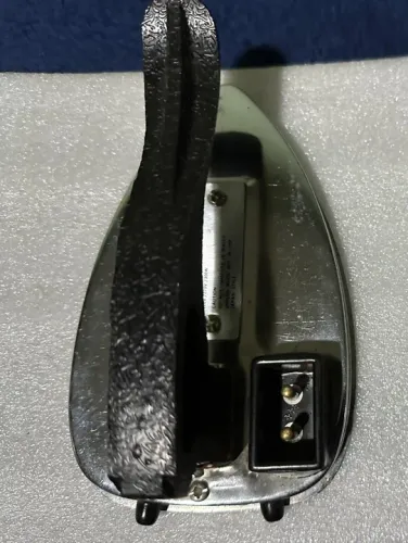 mini ferro de passar roupas antigo