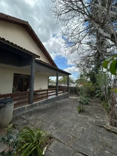 Casa ampla de esquina com área externa bastante espaçosa, prox á Leidson Farias