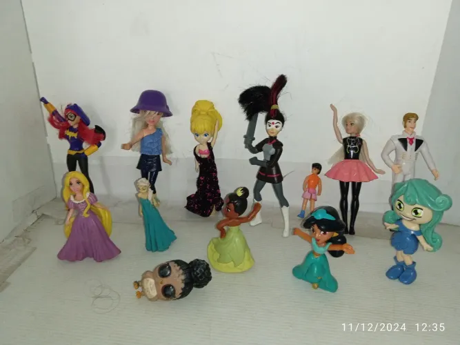 Bonecas pequenas. Marcas e modelos diversos. Kit com 13 peças