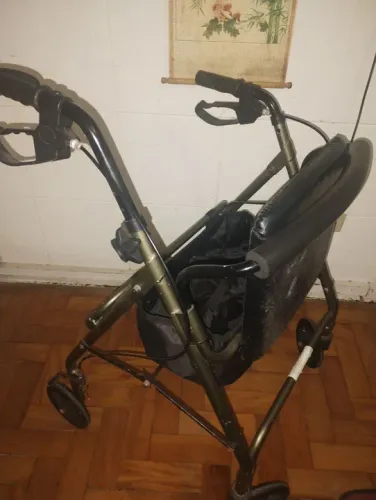 Carrinho andador para idoso
