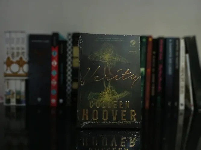 Verity - Colleen Hoover (capa comum)