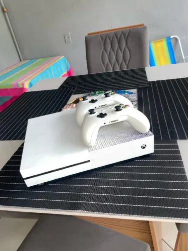 Xbox one s 1TB + 2 controles Usado