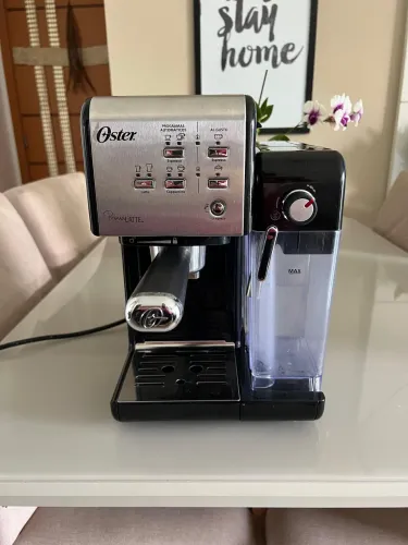 Cafeteira Oster PrimaLatte Automática preta para expresso e cápsulas