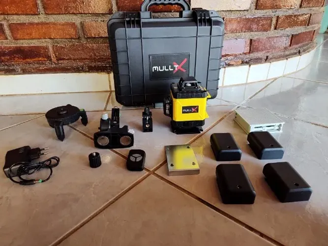 Nível Laser com Maleta 16 Linhas 4d Recarregável com 4 Baterias e Controle remoto