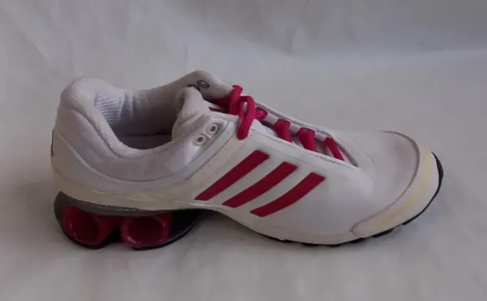Tênis adidas neptune numeração34 cor branco Pink produto de mostruário