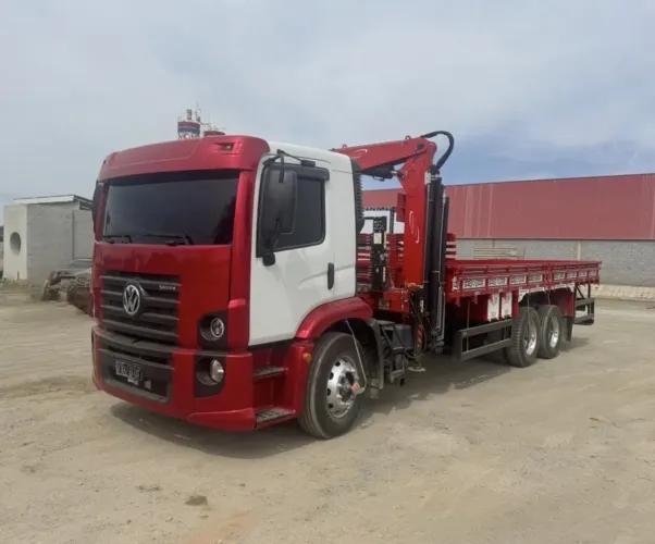 VW 24-280 ano 2013, 6x2, Munck 16.600 com 4 lanças hidráulicas e 2 manuais