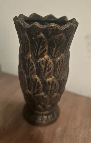 Vaso decorativo em cerâmica trabalhada artesanalmente com design em bronze