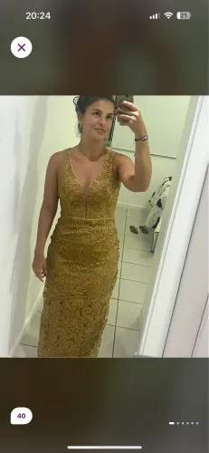 Vestido longo de renda dourada - decote profundo