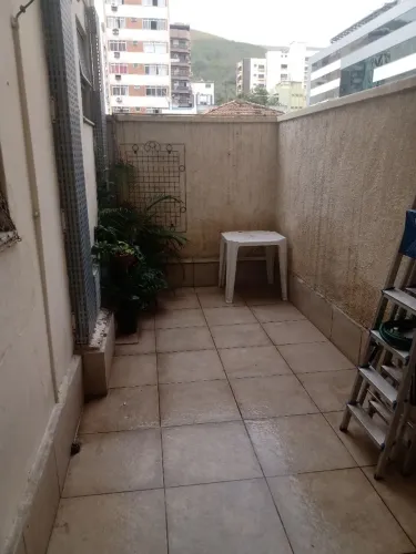 Mesa de plástico branco