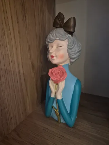 Linda Escultura de Menina com Rosa