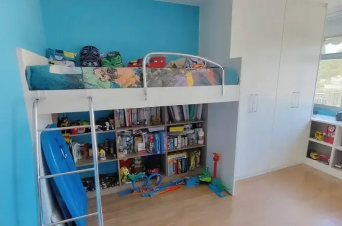 Cama Suspensa Infantil e módulo com nicho para guardar brinquedos