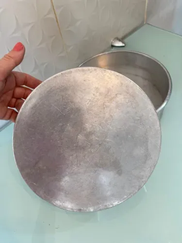 2 Formas de bolo assadeira de alumínio redondas, 20cm de diâmetro R$10,00 cada.