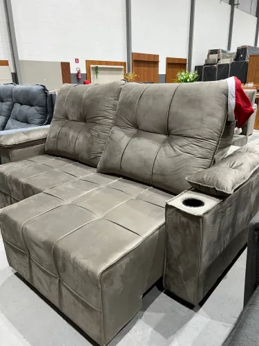 Sofá Retrátil Veludo Castor com Porta Copo NOVO