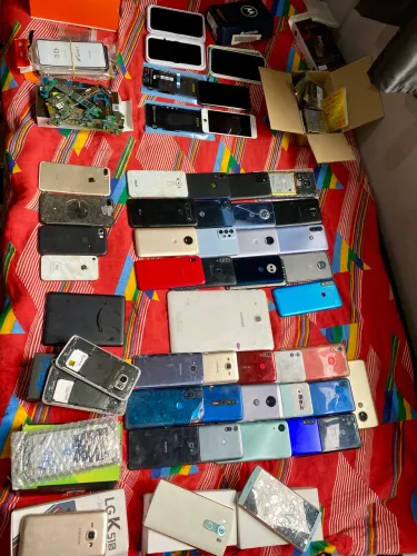 Conjunto de celulares e peças para técnicos