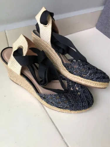 Sandália Anabela Arezzo com tiras cor preta n.38