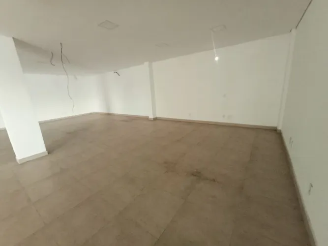 // Loja Comercial na Avenida Brasil com 50 m2