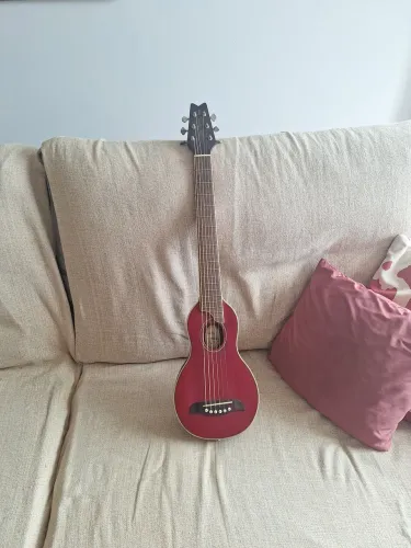 Washburn Rover com correia personalizada.