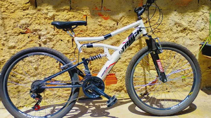 Bicicleta Full suspenshion aro 26