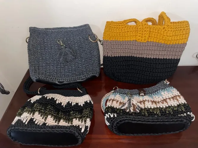 Bolsas de tela e  malha de croche.