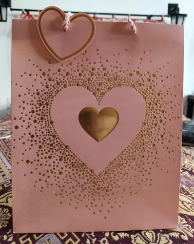 Sacola de papel rosa pastel Coração dourado para presente