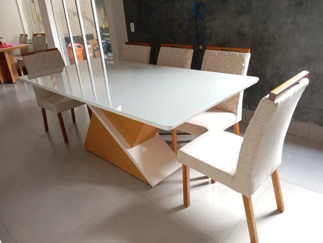 Mesa completa a pronta entrega e com cadeiras de madeira