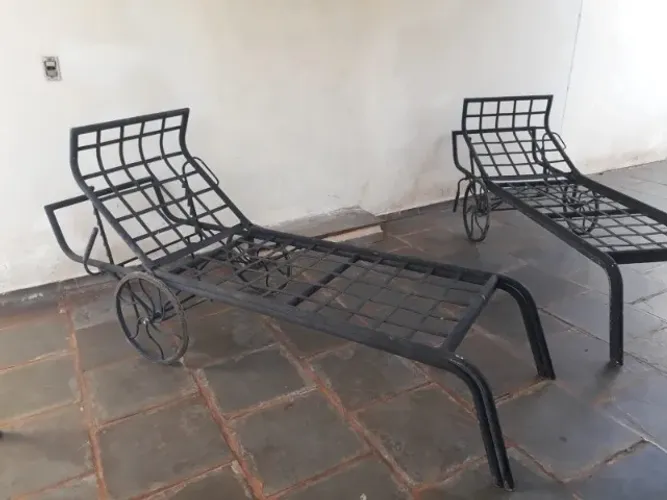 kit com 02 espreguiçadeiras de alumínio com rodas preta