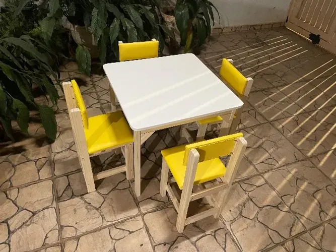 Mesa infantil 4 cadeiras