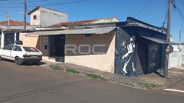 Casa grande de esquina, com o espaço atual dividido em três ambientes: Um bar, que possui 