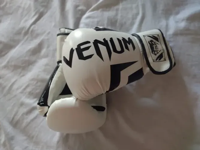 Luva Venum 12 onças branca e preta