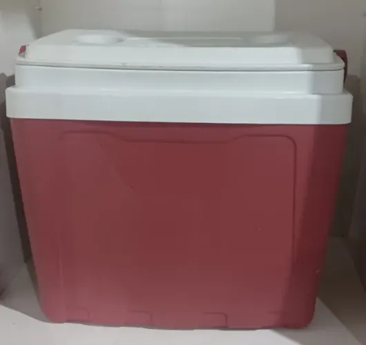 Cooler de 30 litros, vermelho.