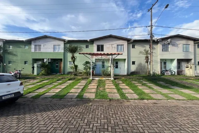 Sobrado Amplo com 3 Quartos em Condomínio Fechado