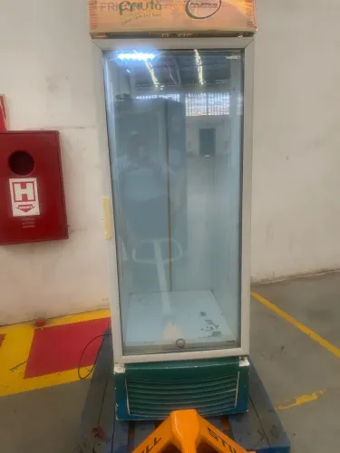 Expositor vertical Metalfrio (geladeira de bebidas)