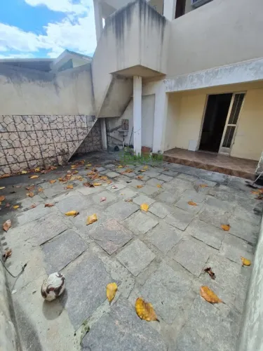OPORTUNIDADE EM CAVALCANTI! CASA DE FRENTE DE RUA, INDEPENDENTE E COM QUINTAL AMPLO!