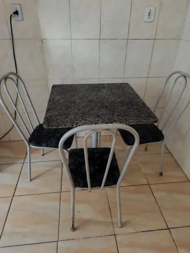 Mesa de mármore com quatro cadeiras