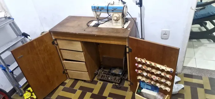 Máquina de Costura Singer Antiga com Gabinete